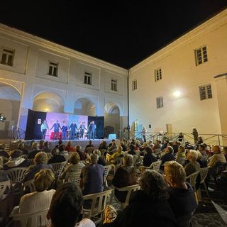 Il ritorno di Oscar Barile e della compagnia di Sinio: ad Alba una serata di teatro popolare e solidarietà