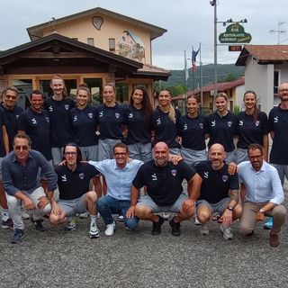 Le pumine, lo staff tecnico e dirigenziale della Bam Mondovì Volley
