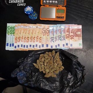 Minorenne trovato con 27 grammi di marijuana e 1000 euro in contanti: denunciato dai carabinieri di Marene