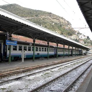 Odissea sul treno Ventimiglia-Cuneo-Torino: ritardi, stop forzati e notte da incubo per i passeggeri