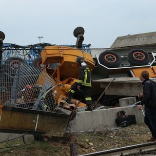 La gru sui binari del treno, immagine d'archivio