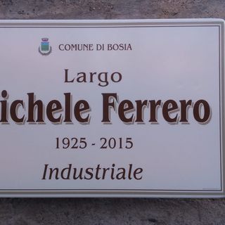 La targa di Largo Michele Ferrero, la piazza dedicata dal comune di Bosia all'imprenditore albese