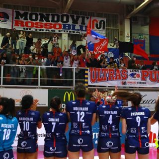 La Lpm Bam Mondovì con i suoi tifosi (foto Cristiano Silvestri) La Lpm Bam Mondovì con i suoi tifosi (foto Cristiano Silvestri)