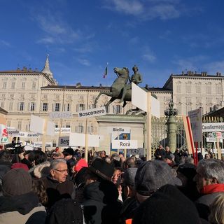 Alcune immagini della manifestazione "Si Tav" di stamane a Torino