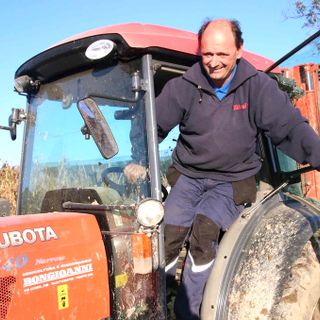 Ugo Giuliano al lavoro nel'azienda agricola di famiglia, era nato nel gennaio 1968