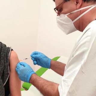 Proseguono in ospedale e nelle case della salute le vaccinazioni di over 80 e personale della scuola (archivio)