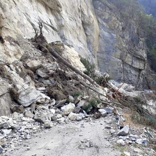 La frana sulla provinciale per Elva (foto Settore Viabilità Provincia)