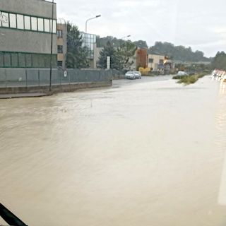 La Provinciale 7 allagata ai piedi di Roddi e Verduno La Provinciale 7 allagata ai piedi di Roddi e Verduno