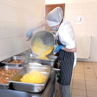 Da Vezza d’Alba 350 pasti al giorno per le scuole del territorio