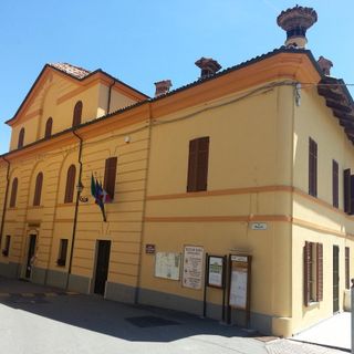 Il municipio di Vezza d'Alba: la Prefettura ha annunciato l'arrivo di un commissario