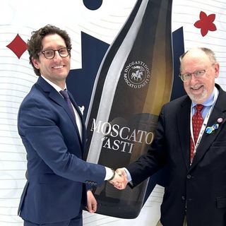 Nella foto, da sinistra: Giacomo Pondini e Robert Tobiassen allo stand del Consorzio Asti Docg al Vinitaly Nella foto, da sinistra: Giacomo Pondini e Robert Tobiassen allo stand del Consorzio Asti Docg al Vinitaly