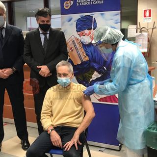 Da sinistra la somministrazione del vaccino a Del Bono, Rossini, Brignone e Giraudo