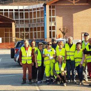 Il sindaco insieme ai volontari che, a marzo scorso, hanno preso parte alla passata edizione dell'iniziativa