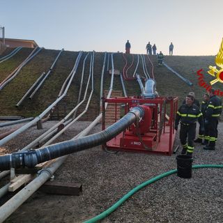 I Vigili del Fuoco di Cuneo al lavoro a Conselice (RA)