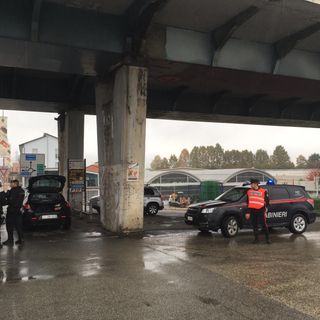 I carabinieri impegnati questa mattina sotto il cavalcavia della tangenziale, sulla strada di accesso al "Gallizio"