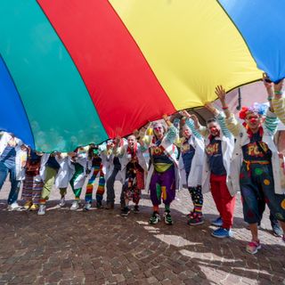 I Clown dell'Arcobaleno VIP Alba Bra hanno colorato piazza Duomo per la Giornata del Naso Rosso [FOTO]