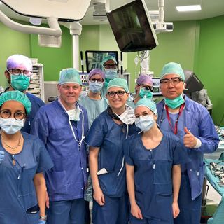 Il dottor Koh, colleghi di Verduno Pabon e Paganelli e il team che ha preso parte all'intervento