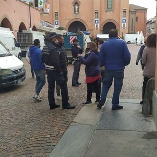 Alba, i banchi di via Maestra vanno in piazza Prunotto. Sulla "rivolta" di alcuni ambulanti indagini in corso