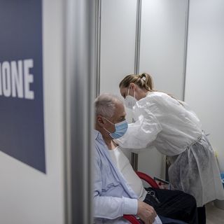 Da oggi accesso libero a 10 hub vaccinali della Granda per le terze dosi agli over 60