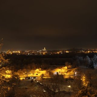 Cento metri di altezza e più di un chilometro di cavi: a Cuneo si accende l'albero di Natale di AGC [FOTO]
