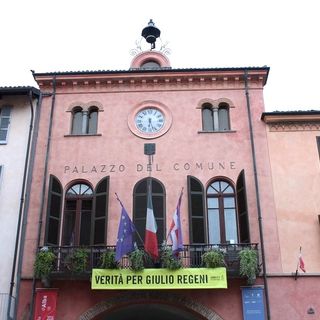 Lo striscione rimosso dal municipio nell'estate 2019