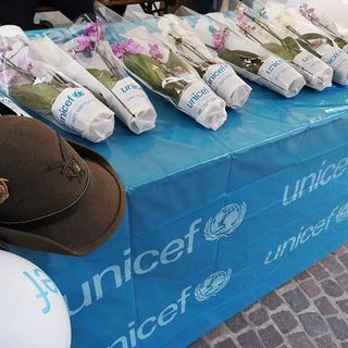 Bra vuole bene all’Unicef, esaurite in poche ore le orchidee messe in vendita dagli Alpini