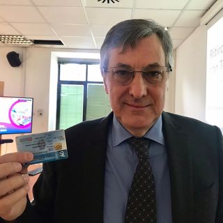 L'assessore alla Sanità del Piemonte Luigi Icardi mostra la tessera sanitaria L'assessore alla Sanità del Piemonte Luigi Icardi mostra la tessera sanitaria