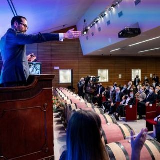 "Barolo en primeur" assegna l'ultima barrique: 660 mila euro a progetti solidali in tutta la provincia