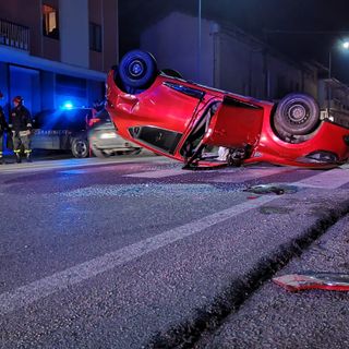 Auto cappottata a Costigliole Saluzzo: due donne ferite e altre due vetture coinvolte
