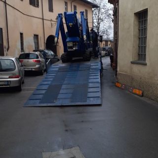 L'autogru intervenuta per rimuovere la carcassa dell’animale incastrato sul campanile