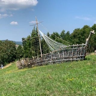 "Siamo tutti migranti": a Mombarcaro un antico relitto, opera di Gian Piero Viglino