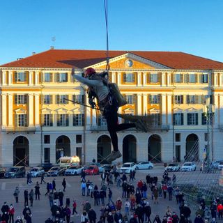 Festa per i bambini e le famiglie con la Befana del vigile in piazza Galimberti