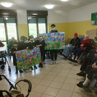 I bimbi in visita alla casa di riposo I bimbi in visita alla casa di riposo