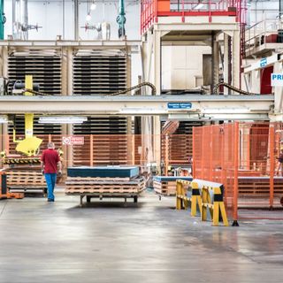 Al lavoro negli stabilimenti dell'Abet Laminati di Bra