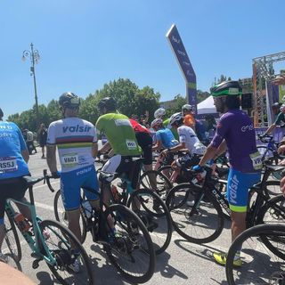 Partita la tappa Mondovì-Cuneo del "Giro E" [FOTOGALLERY]