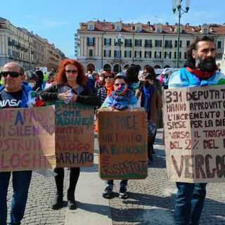 Cartelli contro la guerra e contro le spese militari alla manifestazione di questa mattina a Cuneo