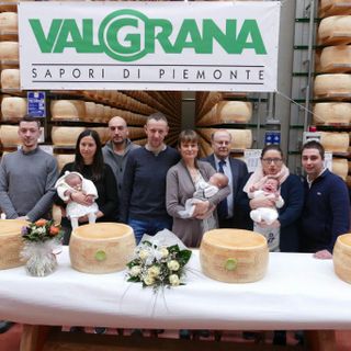 Una forma di Piemontino ai primi nati dell'anno: Valgrana festeggia la 5ª edizione dell’iniziativa