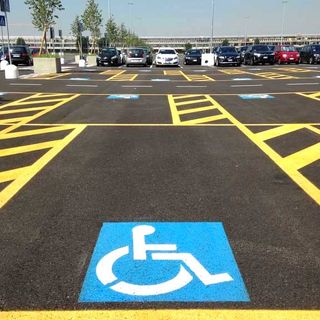 "Con quale diritto vandalizzare la mia auto lasciata nel posto riservato ai disabili?"