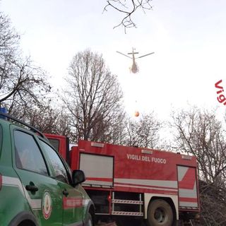 Vasto incendio sulle alture di Costigliole Saluzzo: sul posto vigili del fuoco e Antincendi Boschivi [FOTO]