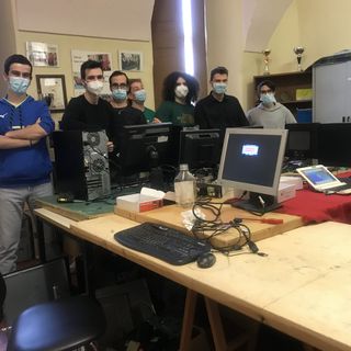 "Impariamo facendo qualcosa per gli altri": studenti dell'Itis di Cuneo aiutano le famiglie ridando vita a vecchi computer [VIDEO]