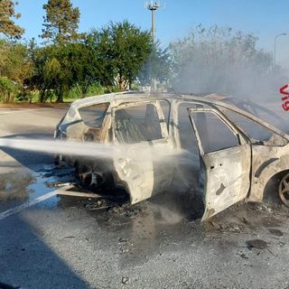 Auto in fiamme in un'area di servizio dell'autostrada A6 Torino-Savona Auto in fiamme in un'area di servizio dell'autostrada A6 Torino-Savona
