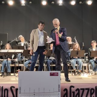 Il giornalista Paolo Viberti con Gianni Bugno sul palco