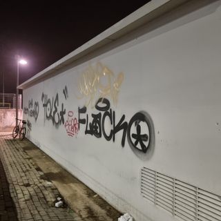 La parete della cabina elettrica attualmente La parete della cabina elettrica attualmente