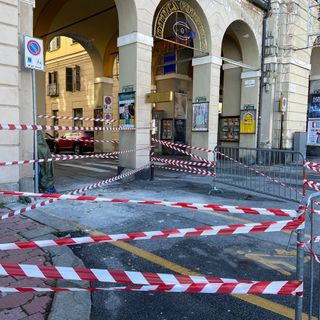 Distacco di calcinacci dal Palazzo di Giustizia in piazza Galimberti a Cuneo