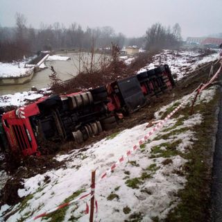 Mercoledì 6 gennaio chiude la provinciale 7 per il recupero del camion ribaltato a Verduno Mercoledì 6 gennaio chiude la provinciale 7 per il recupero del camion ribaltato a Verduno