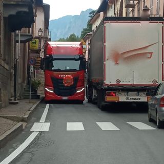 Demonte: nuova taratura al semaforo della “discordia” e via i 5 posti auto in centro