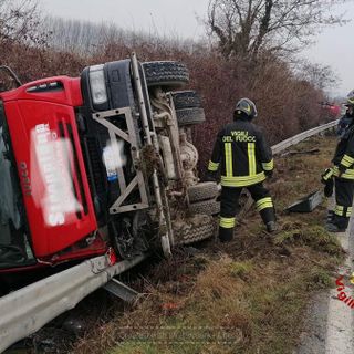 Ancora un camion rovesciato ai piedi del nuovo ospedale Ancora un camion rovesciato ai piedi del nuovo ospedale
