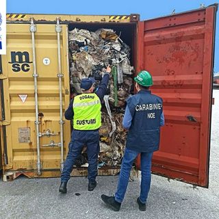 Sedici container di rifiuti spediti da Pocapaglia sequestrati al porto di Genova