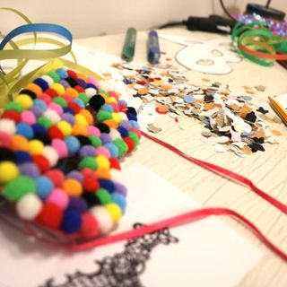 Tempo di Carnevale, ad Alba si impara a fare… le maschere