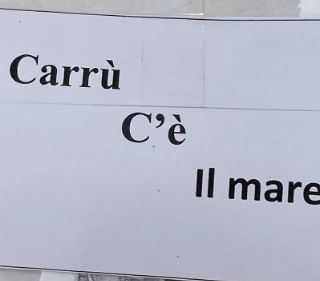 'A Carrù c'è il mare': cresce la curiosità sui fogli apparsi in paese